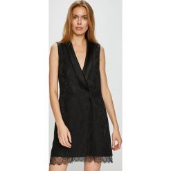 Pinko - Sukienka Fabrizio. Czarne sukienki damskie Pinko, na co dzień, bez wzorów, z elastanu, z włoskim kołnierzykiem, bez rękawów, mini, proste. W wyprzedaży za 539,90 zł.