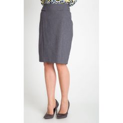 Szara elegancka spódnica QUIOSQUE. Szare spódnice wieczorowe QUIOSQUE, w kropki, z satyny, ołówkowe. W wyprzedaży za 59,99 zł.
