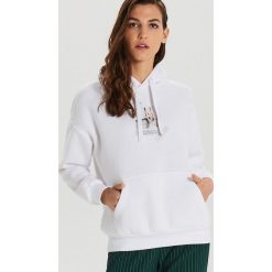 Bluza z fotonadrukiem - Biały. Białe bluzy damskie Cropp, s, bez wzorów, bez rękawów, bez kaptura. Za 79,99 zł.