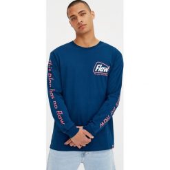 Koszulka z długim rękawem i napisem. Niebieskie koszulki męskie marki Pull&Bear, m, z napisami, bez kołnierzyka, z długim rękawem, długie. Za 39,90 zł.