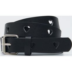 Pasek z serduszkami - Czarny. Czarne paski damskie Sinsay, w paski. Za 9,99 zł.