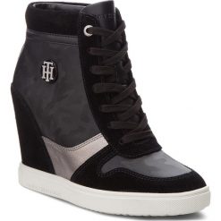 Sneakersy TOMMY HILFIGER - Camo Metallic Dress FW0FW03224 Black 990. Czarne sneakersy damskie TOMMY HILFIGER, z materiału. Za 599,00 zł.