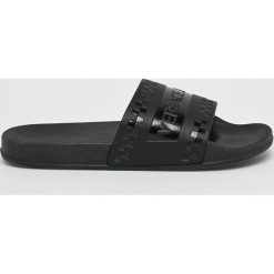 Versace Jeans - Klapki. Czarne kapcie męskie Versace Jeans, z jeansu, bez zapięcia. W wyprzedaży za 139,90 zł.