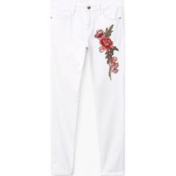 Mango - Jeansy Relektra. Białe jeansy damskie marki Mango, z elastanu. W wyprzedaży za 69,90 zł.