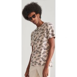T-shirt z motywem roślinnym - Beżowy. Brązowe t-shirty męskie Reserved, s, bez wzorów, bez kołnierzyka. Za 39,99 zł.