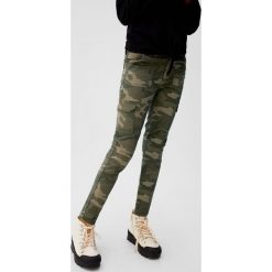 Mango Kids - Spodnie dziecięce Camu 110-164 cm. Żółte spodnie dziewczęce Mango Kids, bez wzorów, z elastanu. Za 99,90 zł.