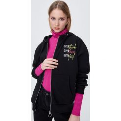 Bluza z napisem na plecach - Czarny. Czarne bluzy damskie Sinsay, s, z napisami, bez rękawów, bez kaptura. Za 59,99 zł.