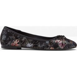 Baleriny bonprix czarny w kwiaty. Czarne baleriny damskie bonprix, z aplikacjami, bez obcasa. Za 37,99 zł.