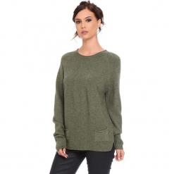 Sweter "Jamie" w kolorze khaki. Brązowe swetry klasyczne damskie marki Cosy Winter, s, ze splotem, z okrągłym kołnierzem. W wyprzedaży za 181,95 zł.
