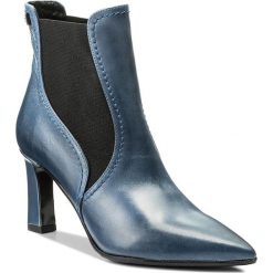 Botki BALDOWSKI - W00150-1516-001 Niebieska Przecierka. Niebieskie botki damskie na obcasie Baldowski, z materiału. W wyprzedaży za 329,00 zł.