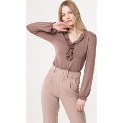 Beżowa Bluzka Interknowledge. Brązowe koszule damskie Born2be, xl, bez wzorów, z dzianiny, bez kołnierzyka, z długim rękawem. Za 29,99 zł.