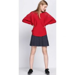 Czerwony Sweter Sunday Moon. Czerwone swetry klasyczne damskie Born2be, l, z dekoltem w łódkę. Za 64,99 zł.