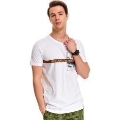 T-shirt z nadrukiem. Białe t-shirty męskie Top Secret, na lato, xxl, z nadrukiem, klasyczne, z klasycznym kołnierzykiem, krótkie. W wyprzedaży za 29,99 zł.