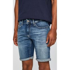 Tommy Jeans - Szorty. Niebieskie spodenki i szorty męskie Tommy Jeans, bez wzorów, z elastanu, casualowe. Za 299,90 zł.