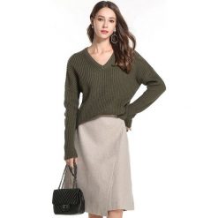 Sweter w kolorze khaki. Brązowe swetry damskie Swetry na chłodne dni, bez wzorów, ze splotem, bez rękawów, bez kaptura. W wyprzedaży za 119,95 zł.