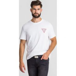 T-SHIRT DRIVE OFF Guess. Białe t-shirty męskie Guess, s, z nadrukiem, z bawełny, z okrągłym kołnierzem. Za 139,00 zł.