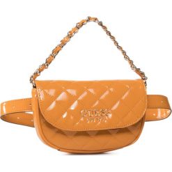 Saszetka nerka GUESS - Melise (TG) Mini HWTG76 67800 MGD. Pomarańczowe nerki damskie Guess, z aplikacjami, ze skóry ekologicznej, młodzieżowe, bez dodatków. W wyprzedaży za 269,00 zł.