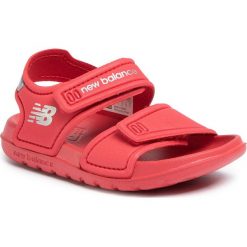Sandały NEW BALANCE - IOSPSDRD Czerwony. Czerwone sandały dziewczęce New Balance, z tworzywa sztucznego. W wyprzedaży za 59,00 zł.