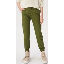Spodnie typu cargo - Khaki. Brązowe spodnie damskie Sinsay, s. W wyprzedaży za 44,99 zł.