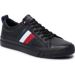 Sneakersy TOMMY HILFIGER - Flag Detail Leather Sneaker FM0FM02576 Black BDS. Czarne sneakersy męskie TOMMY HILFIGER, bez zapięcia. Za 449,00 zł.