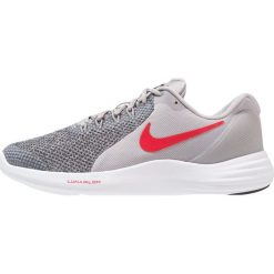 Nike Performance LUNAR APPARENT Obuwie do biegania treningowe atmosphere grey/university red/black/white. Szare buty sportowe damskie Nike Performance, z tworzywa sztucznego, do biegania. Za 279,00 zł.