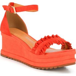Buty damskie. Pomarańczowe klapki damskie Wittchen, bez wzorów, ze skóry, bez obcasa. W wyprzedaży za 259,90 zł.