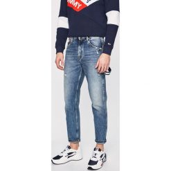 Tommy Jeans - Jeansy Carpenter. Niebieskie jeansy męskie Tommy Jeans, bez wzorów. W wyprzedaży za 339,90 zł.