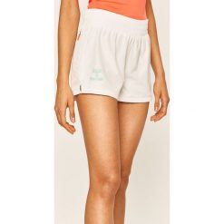 Hummel - Szorty. Białe spodenki sportowe damskie Hummel, s, z nadrukiem, z poliesteru, sportowe. Za 189,90 zł.
