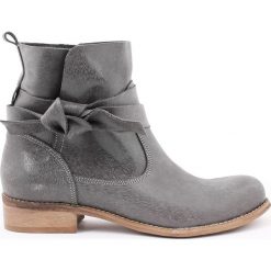 Botki - skóra naturalna - model 458 - kolor szary. Szare botki damskie Zapato, z jeansu, eleganckie, z okrągłym noskiem, bez obcasa, na płaskiej podeszwie, bez zapięcia. W wyprzedaży za 339,00 zł.
