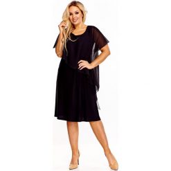 Sukienka z asymetryczną narzutką czarny. Czarne sukienki damskie N/A, plus size, bez wzorów, z poliesteru, z asymetrycznym kołnierzem, plus size, bez rękawów, asymetryczne. Za 134,47 zł.