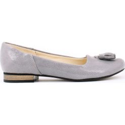 Klasyczne balerinki na obcasie - skóra naturalna - model 009 - kolor szary błyszczący. Szare baleriny damskie Zapato, bez wzorów, ze skóry, eleganckie, na niskim obcasie, na obcasie. W wyprzedaży za 173,40 zł.