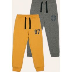 Blukids - Spodnie dziecięce 98-134 cm (2 pack). Żółte spodnie chłopięce Blukids, bez wzorów, z bawełny, casualowe. Za 69,90 zł.
