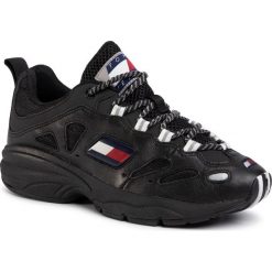 Sneakersy TOMMY JEANS - Heritage Retro Tommy Sneaker EM0EM00413 Black BDS. Czarne sneakersy męskie Tommy Jeans, na co dzień, bez wzorów, z jeansu, retro, bez zapięcia. W wyprzedaży za 429,00 zł.