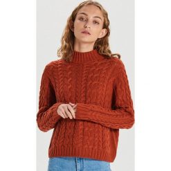 Sweter z warkoczowym splotem - Brązowy. Pomarańczowe swetry damskie Cropp, s, bez wzorów, ze splotem, bez rękawów, bez kaptura. W wyprzedaży za 29,99 zł.