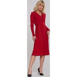 Czerwona Sukienka Aylsham. Czerwone sukienki damskie Renee, na co dzień, s, w paski, z dzianiny, eleganckie, bez kołnierzyka, bez rękawów, długie, rozkloszowane. Za 169,99 zł.