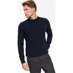 SWETER PÓŁGOLF DŁUGI RĘKAW MĘSKI. Niebieskie swetry męskie Top Secret, s, bez wzorów, z dzianiny, z golfem, bez kaptura. W wyprzedaży za 29,99 zł.