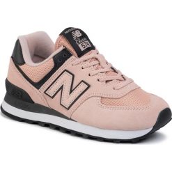 Sneakersy NEW BALANCE - WL574WEG Różowy. Różowe półbuty damskie New Balance, na co dzień, bez wzorów, ze skóry, bez obcasa, na płaskiej podeszwie, bez zapięcia. Za 349,00 zł.