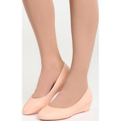 Różowe Koturny Something I Need. Różowe koturny damskie Born2be, z okrągłym noskiem, bez obcasa, na koturnie, bez zapięcia. Za 69,99 zł.