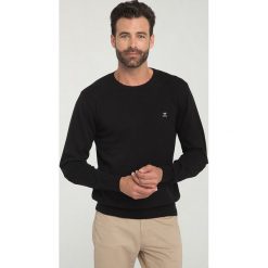 Sweter "Windcheater" w kolorze czarnym. Czarne swetry klasyczne męskie marki Sir Raymond Taylor, m, z haftami, z bawełny, z okrągłym kołnierzem. W wyprzedaży za 136,95 zł.