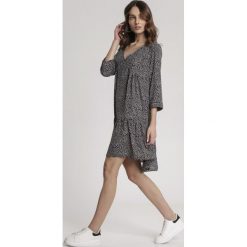 Czarna Sukienka Melloly. Czarne sukienki damskie Renee, s, z aplikacjami, bez kołnierzyka, bez rękawów, mini, trapezowe. Za 99,99 zł.