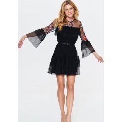 SUKIENKA TIULOWA Z HAFTEM. Czarne sukienki damskie Top Secret, na zimę, z haftami, z tiulu, eleganckie, z falbankami, bez rękawów, rozkloszowane. W wyprzedaży za 59,99 zł.