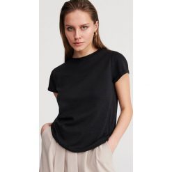 T-shirt z bawełny i konopii - Czarny. Czarne t-shirty damskie Reserved, s, bez wzorów, z bawełny, bez kołnierzyka. Za 69,99 zł.