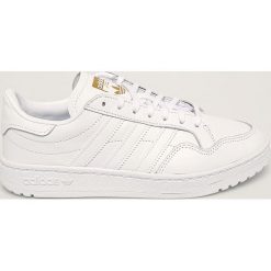 Adidas Originals - Buty Team Court. Białe buty sportowe damskie adidas Originals, bez wzorów, ze skóry, sportowe. W wyprzedaży za 279,90 zł.