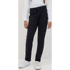 Mango Kids - Spodnie dziecięce Barna 110-164 cm. Czarne spodnie dziewczęce Mango Kids, bez wzorów, z bawełny. Za 49,99 zł.