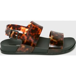 Melissa - Sandały Cosmic. Pomarańczowe klapki damskie Melissa, bez wzorów, z gumy, bez obcasa, na obcasie. W wyprzedaży za 239,90 zł.