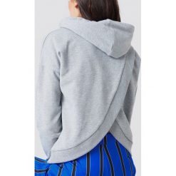 NA-KD Bluza z kapturem z kopertowym tyłem - Grey. Szare bluzy damskie z kapturem marki NA-KD. W wyprzedaży za 60,97 zł.