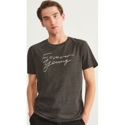 T-shirty męskie: T-shirt z nadrukiem Forever Young - Czarny