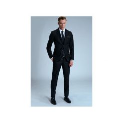 GARNITUR RAVEN. Czarne garnitury męskie marki Guns&tuxedos, bez wzorów. Za 649,99 zł.