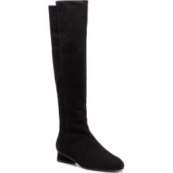 Kozaki STUART WEITZMAN - Eloise 30 YL96226 Black Suede. Czarne kozaki damskie Stuart Weitzman, ze skóry, bez obcasa, na obcasie, bez zapięcia. W wyprzedaży za 1649,00 zł.