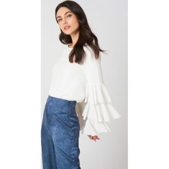 Bluzki damskie: NA-KD Boho Bluzka z trójwarstwową falbanką – White